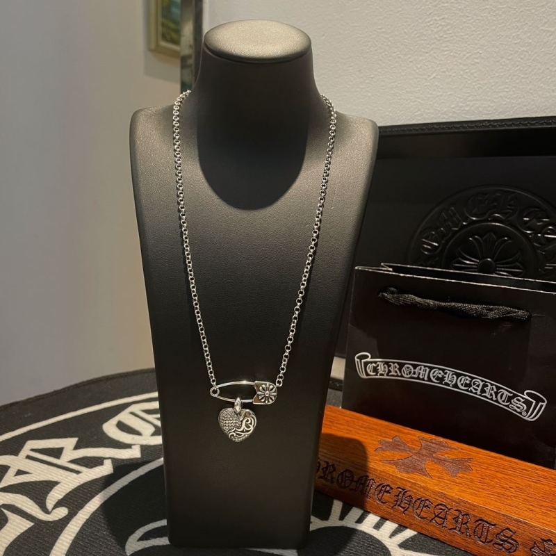 Ch*0me He**ts necklaces